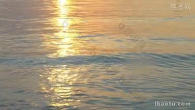 宁静的<strong>海浪</strong>冲刷着海岸，金色的夕阳反射在水面上